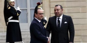 French President François Hollande welcomes Morocco's King Mohammed VI to the Elysée presidential palace in February 2015  Reuters/Philippe Wojazer